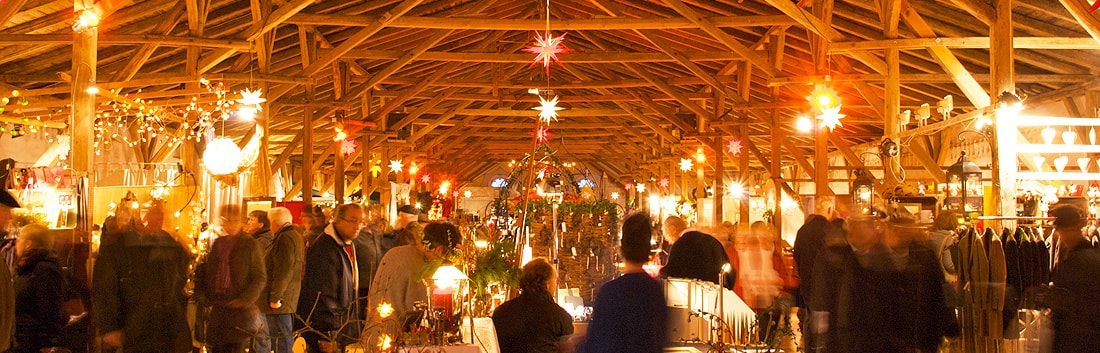 Blick durch die festlich beleuchtete Scheune der Pronstorfer Weihnacht