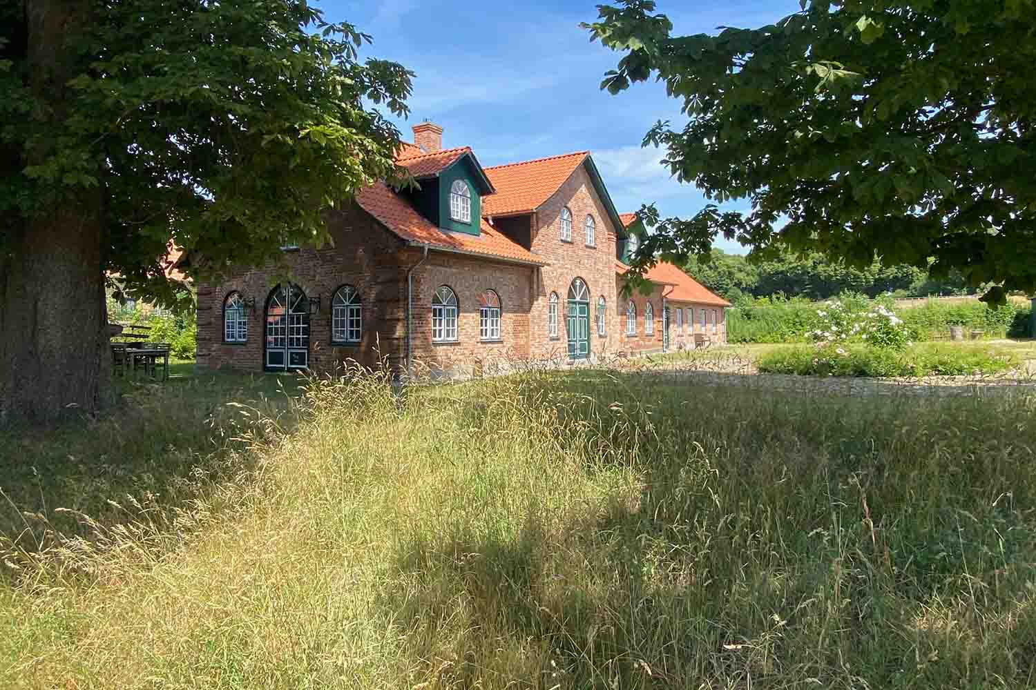 Historisches Wohnhaus zwischen Bäumen und Wiesen in Pronstorf