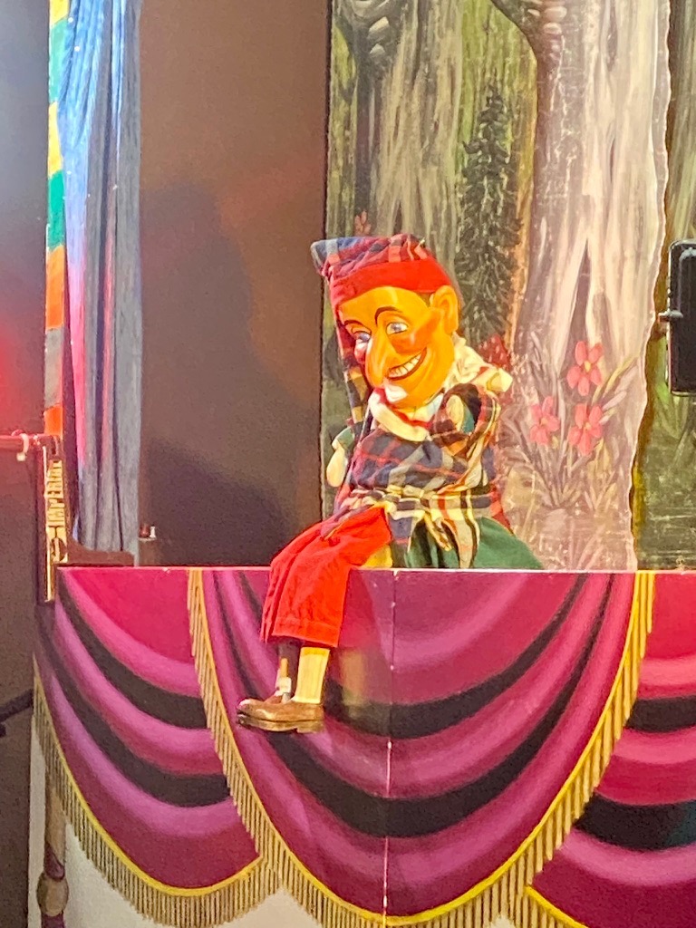 Kasperle mit roter Mütze auf der Puppentheaterbühne der Pronstorfer Weihnacht